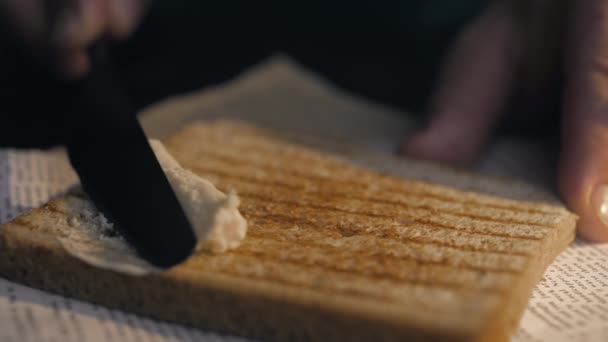 De kok strooit boter door mes op knapperig geroosterd brood maken van de sandwich — Stockvideo