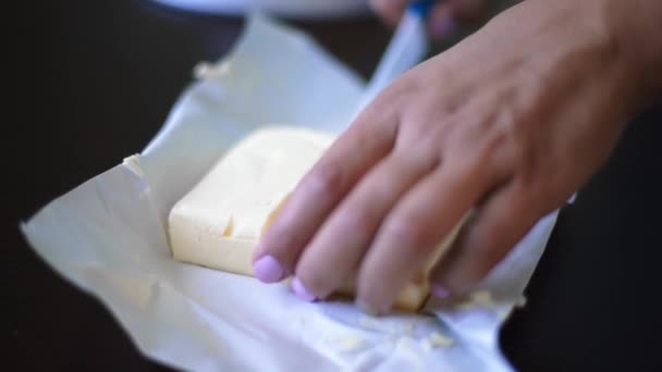 Der Koch nimmt ein Stück Butter zum Backen — Stockvideo