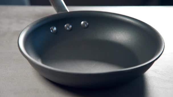 le cuisinier jette les noix à la poêle pour faire frire les noix 