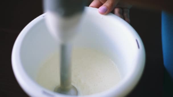 Le cuisinier utilise un mélangeur pour la cuisson des plats 