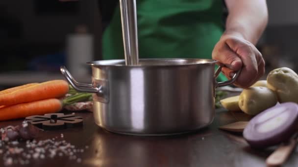 Der Koch verwendet den Stabmixer, um pürierte Suppe zu kochen — Stockvideo