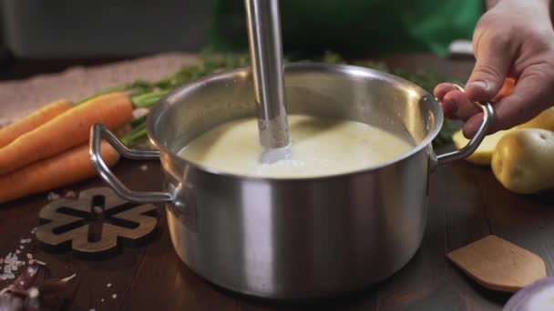 Aşçı çorba püresi yapmak için el blenderi kullanır. — Stok video