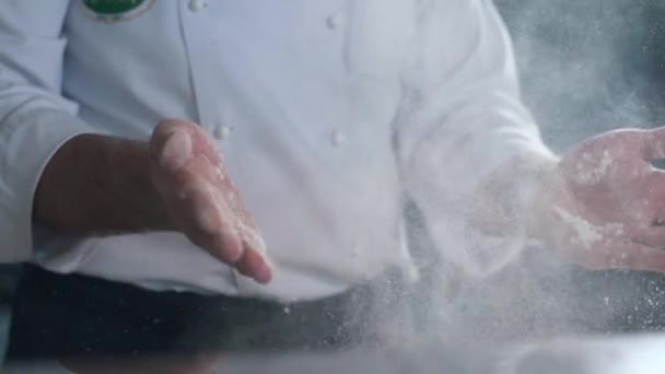 Die Köche Hände in Mehl Bäcker bei der Arbeit Mehl in der Küche Zeitlupe — Stockvideo