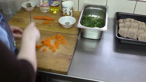 Due cuochi preparano ingredienti per la lingua di manzo gelatinosa — Video Stock