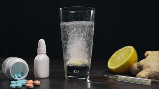 Zwei Tabletten Aspirin werden dem Glas Wasser hinzugefügt — Stockvideo