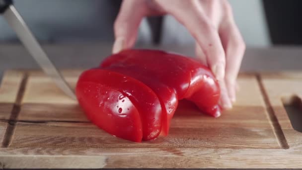 Frau schneidet Paprika-Braten-Salat — Stockvideo