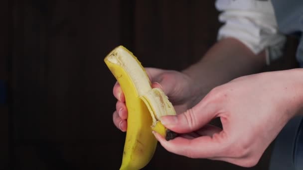Donna buccia banana — Video Stock