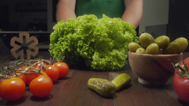 Zooming βίντεο ο σεφ κόβει ωμά πράσινη σαλάτα στην κουζίνα — Αρχείο Βίντεο