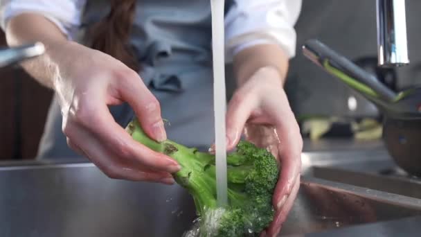 Mujer lava brócoli para ragú vegetal — Vídeos de Stock