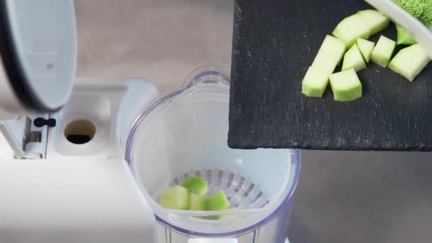 Cukkini karfiollal és brokkolival főznek a dupla kazánban. — Stock videók