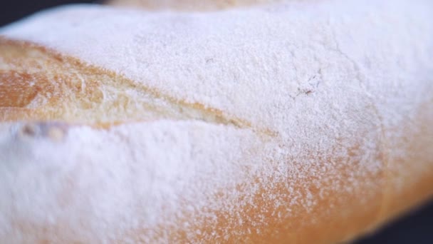 Φέτες ζεστού φρέσκου ψωμιού στην κουζίνα σε μακρό — Αρχείο Βίντεο