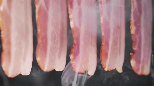 Füstölt szaftos és ízletes szalonnaszeletek — Stock videók