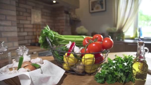 Vida tranquila com cesta cheia de legumes frescos — Vídeo de Stock