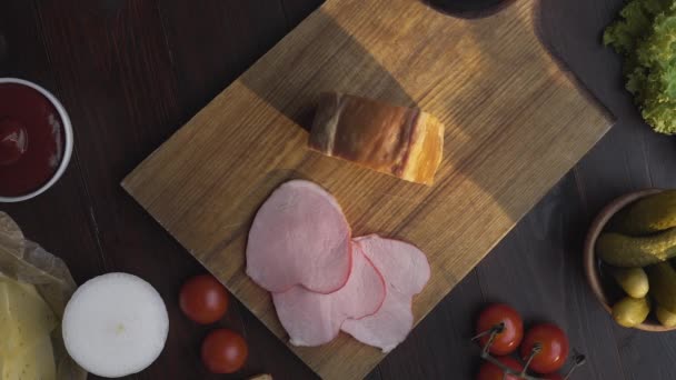 Gustoso prosciutto naturale è affettato da coltello affilato sulla tavola di legno — Video Stock