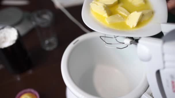 De kok voegt boter toe aan het gerecht — Stockvideo