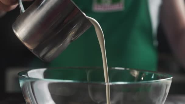 Der Koch gibt Sahne in die Glasschale Zutaten für Teig kochen — Stockvideo