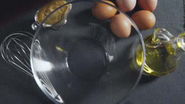 Aşçı yumurtaları yağlı ve hardallı mayonezle çırpar.