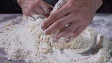 Aşçı hamur unu, su ekmeği ve fırını yoğurur.