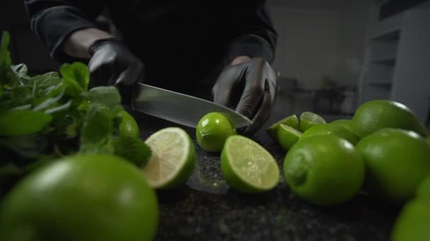 Ο μάγειρας κόβει ώριμα λάιμ με μεγάλο κοφτερό μαχαίρι — Αρχείο Βίντεο