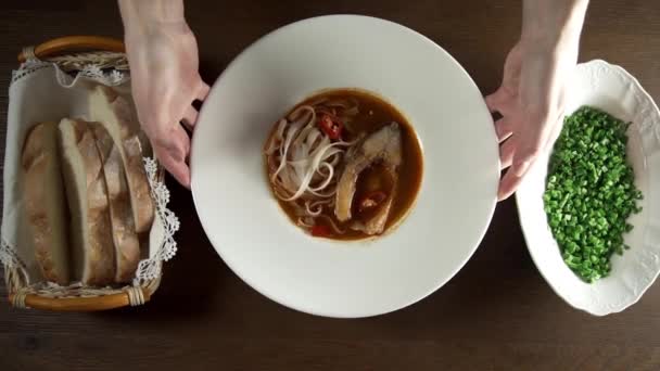 Il cuoco fa la minestra di pesce con tagliatelle — Video Stock