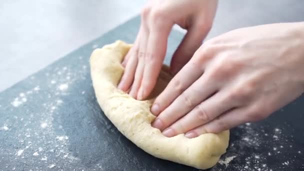 Kucharz robi ciasto na ciasto robiąc ciasto domowe oparcie — Wideo stockowe