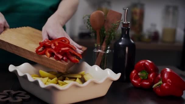 El cocinero hace la comida con el pimiento rojo y otras hortalizas — Vídeos de Stock
