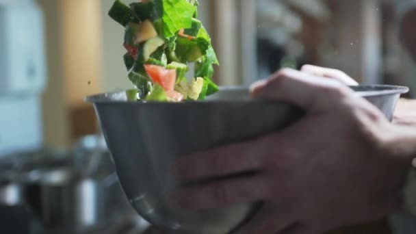 Kuchař mísí salát se zeleninou — Stock video