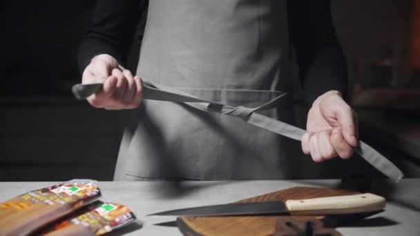Kuchař si obléká zástěru a připravuje vaření — Stock video