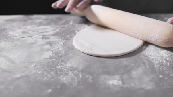 Kucharz wyrzuca ciasto kucharz piecze produkty piekarnicze tworząc ciasto — Wideo stockowe