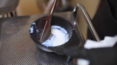 Kuaför güzellik stüdyosunda saç boyama yapıyor.