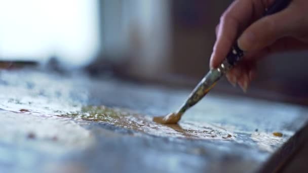 Umělec míchá barvy na paletě před malováním obrázku — Stock video