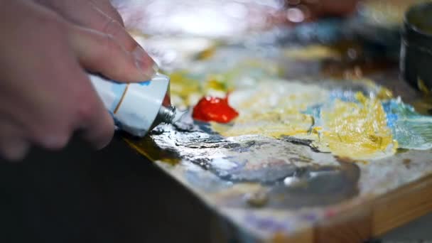 画家在画一幅画之前在调色板上混合绘画 — 图库视频影像
