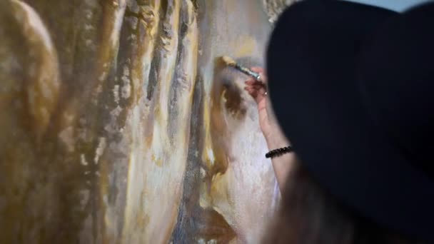 Artiste peint une peinture à l'huile dans un atelier — Video