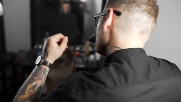 Kapper droogt haar en maakt haar styling voor klant bij kapper winkel — Stockvideo