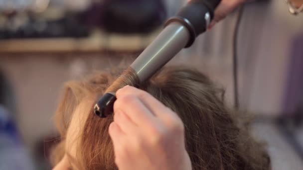 床屋は髪をカールさせ — ストック動画