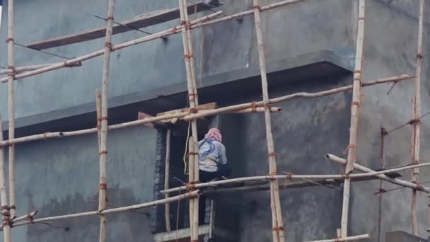 Trabalhador da construção civil indiano trabalha em alta altitude — Vídeo de Stock