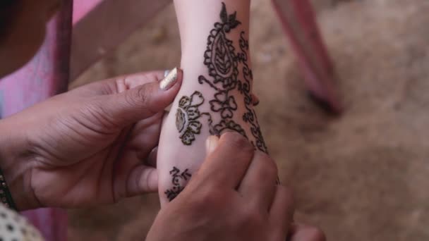 Indiana mulher desenha tradicional tracery mehendi por henna — Vídeo de Stock