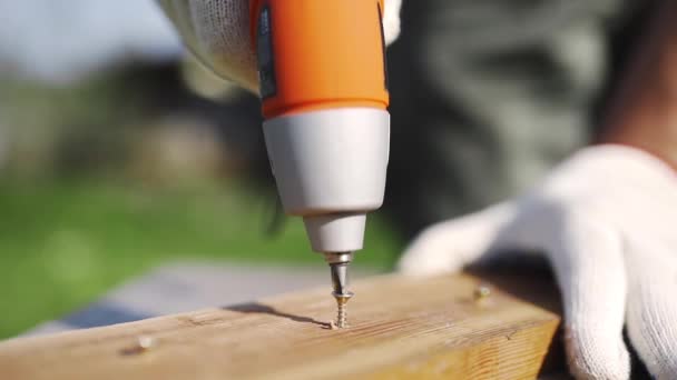 Hombre utilizar herramienta de accionamiento eléctrico para atornillar — Vídeos de Stock