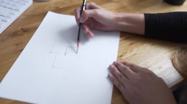 ressam kalemle çizer ve çizimler gerçeklik tasarımcısı olur