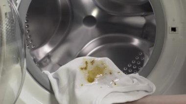 Kirli çamaşırları çamaşır makinesine koymak.