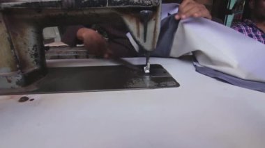 Taylor gerçek derinin ürünlerini diker.