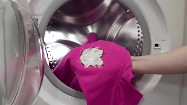 De vuile kleren in de was aan de wasmachine hangen — Stockvideo