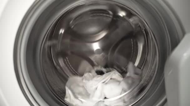 Proceso de lavado en la lavadora en la lavandería — Vídeo de stock