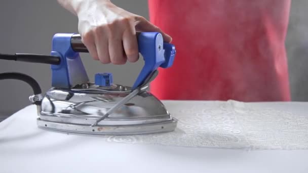 Μοδίστρα σιδερώνει ρούχα — Αρχείο Βίντεο
