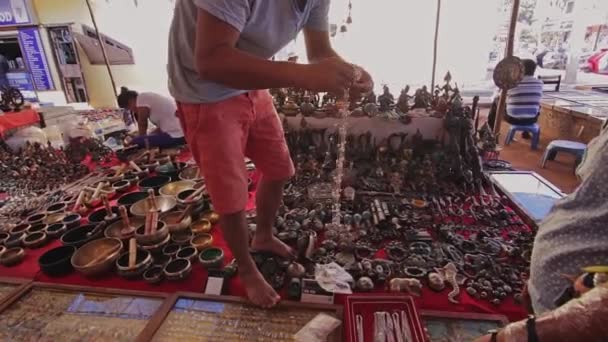 Vendedor mostra conta para o cliente no mercado de jóias indiano — Vídeo de Stock