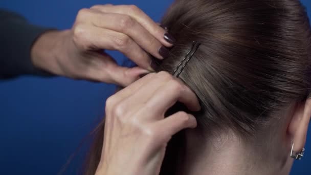 Stylist gör bouffant för sin klient att göra av frisyren på skönhetssalongen — Stockvideo