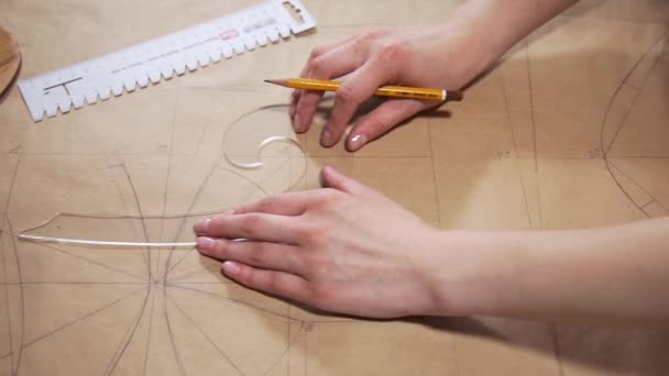 Inženýr čerpá papír s tužkou krejčí vytváří vzor pro šití šatů — Stock video
