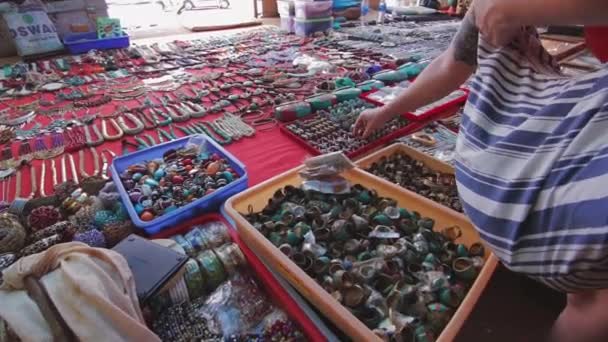 Mulher escolhe jóias tradicionais no mercado indiano local — Vídeo de Stock