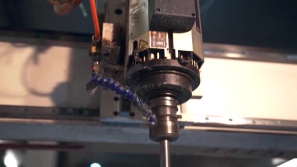 processus de travail de la fraiseuse et de la perceuse à l'usine 