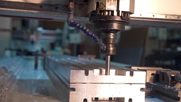 Proceso de trabajo de la fresadora y taladradora en la fábrica — Vídeos de Stock